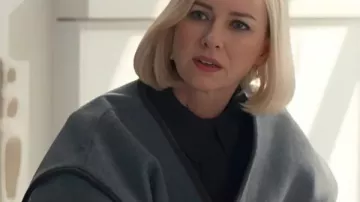 Abrigo gris de manta Naomi Watts de All's Fair que lleva Liberty Ronson (Naomi Watts) como se ve en All's Fair (S01E04)