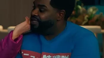 Loot S03 Howard Camiseta azul con estampado que lleva Howard (Ron Funches) tal como se ve en Loot