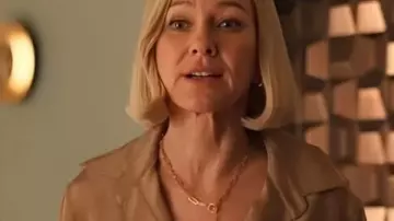 Alls Fair S01 Naomi Watts Chemisier beige à col porté par Liberty Ronson (Naomi Watts) tel que vu dans All’s Fair (S01E05)