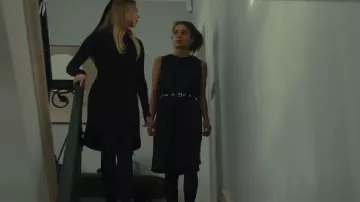 Cinturón de cuero con tachuelas Arket usado por Grace (Imogen Faires) como se ve en Wild Cherry (S01E05)