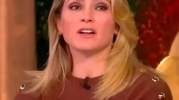 Sara Haines The View Pull marron avec boutons d’épaule porté par Sara Haines tel que vu dans The View