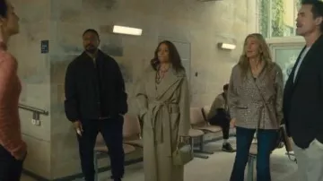 Petit sac puzzle Loewe porté par Lorna (Carmen Ejogo) tel que vu dans Wild Cherry (S01E05)