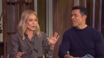 Chemisier à col Saint Laurent Lavalliere porté par Kelly Ripa, vu en direct avec Kelly et Mark le 17 novembre 2025
