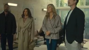 Choix de mode de garde-robe en tweed avec poche avant à sequins veste multicolore portée par Juliet (Eve Best) telle que vue dans Wild Cherry (S01E05)