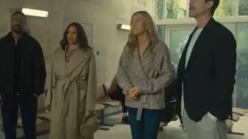 Elección de moda de vestuario con bolsillo delantero de tweed y lentejuelas multicolor usada por Juliet (Eve Best) tal como se ve en Wild Cherry (S01E05)