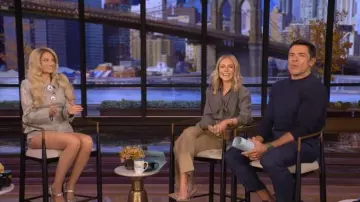 Minifalda de Nana Jacqueline Francesca llevada por Meghan Trainor vista en DIRECTO con Kelly y Mark el 17 de noviembre de 2025