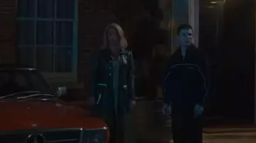 Logo Courrèges Patch Trench Coat que lleva Gigi (Nicôle Lecky) como se ve en Wild Cherry (S01E05)