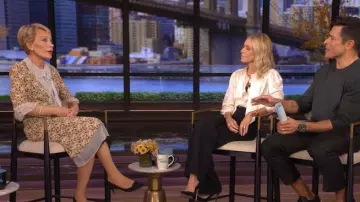 Vestido de Georgette estampado por Prada que lleva Barbara Corcoran visto en LIVE with Kelly and Mark el 18 de noviembre de 2025