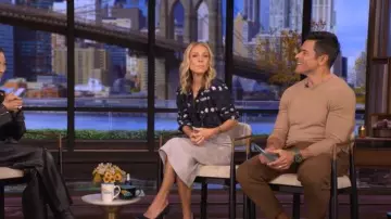 Túnica de seda estampada con lunares Zadig & Voltaire Touch llevada por Kelly Ripa, vista en LIVE with Kelly and Mark el 19 de noviembre de 2025