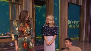 Maeve La robe de chemise Maxi en soie Mona portée par Monica Manginelli vue dans LIVE with Kelly and Mark le 19 novembre 2025