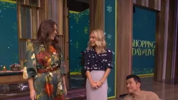 Maeve The Mona Silky Maxi Shirt Dress llevado por Monica Manginelli visto en LIVE con Kelly y Mark el 19 de noviembre de 2025