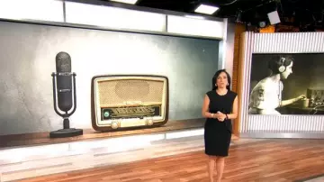 Vestido funda de manga gorra con volantes de DKNY llevado por Michelle Miller, visto en CBS Mornings el 16 de noviembre de 2025