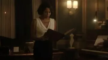 Camiseta drapeada con cuello tipo capucho de Ann Taylor llevada por DA Mae Silver (Gloria Reuben) vista en Boston Blue (S01E05)