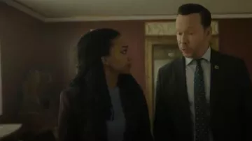 Theory Staple Blazer clásico de crepe de un solo botón de la detective Lena Silver (Sonequa Martin-Green) en azul Boston (S01E05)
