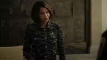 Chaqueta de tweed Tagliatore usada por DA Mae Silver (Gloria Reuben) vista en Boston Blue (S01E05)