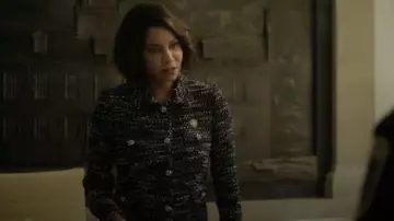Chaqueta de tweed Tagliatore usada por DA Mae Silver (Gloria Reuben) vista en Boston Blue (S01E05)