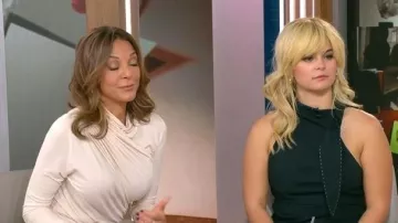 Top nudo cosido de Zara llevado por Kaya Callahan visto en CBS Mornings el 16 de noviembre de 2025