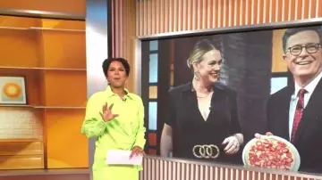 Jupe mini à ourlet courbé JW Anderson portée par Adriana Diaz, vue dans CBS Mornings le 18 novembre 2025
