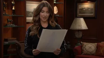 Jersey Dries van Noten Toska usado por Steffy Forrester (Jacqueline MacInnes Wood) visto en The Bold and the Beautiful el 5 de noviembre de 2025