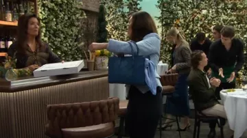 Bandolera de cuero tejido medio Michael Kors Scarlett que lleva Li, tal como se ve en The Bold and the Beautiful el 11 de noviembre de 2025