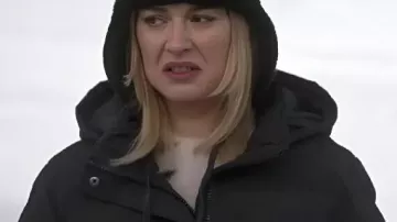 Long manteau doudoleur porté par Taylor (Alexandra Breckenridge) tel que vu dans Mon Secret Santa