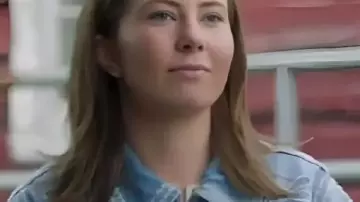 Veste en jean Morris Floral portée par (Katie Fleming) telle que vue dans Heartland (S19E07)