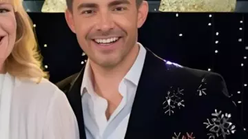 Americana de terciopelo copo de nieve usada por el Presentador Propio (Jonathan Bennett) como se ve en Buscando al Sr. Navidad (S02E04)