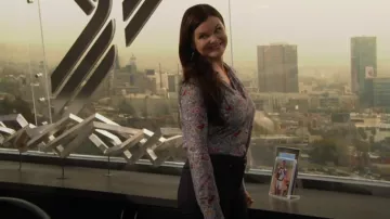 Zadig & Voltaire Tink Floral Top en nuance Mist porté par Katie Logan (Heather Tom) tel que vu dans The Bold and the Beautiful le 12 novembre 2025