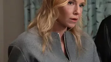 Veste bomber portée par (Amanda Rollins) telle que vue dans Law & Order : Unité des victimes spéciales (S27E06)