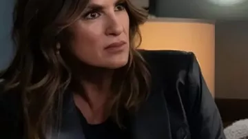 Blazer en cuir porté par Olivia Benson (Mariska Hargitay) tel que vu dans Law & Order : Unité des victimes spéciales (S27E07)
