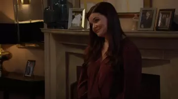 Haut en soie à ourlet smocké porté par Katie Logan (Heather Tom) tel que vu dans The Bold and the Beautiful le 14 novembre 2025