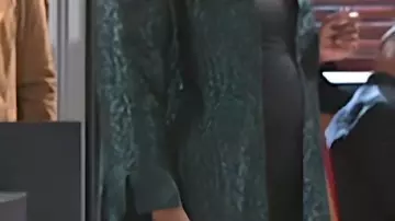 Chaqueta floral verde usada por Dani Dupree (Karla Cheatham Mosley) en Beyond the Gates