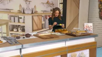 Vestido de manga ahalchada de terciopelo Ted Baker llevado por Anna Gassett en Good Morning America el 17 de noviembre de 2025
