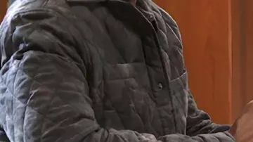 Chaqueta acolchada de Friebe que lleva (David Lami) en Más allá de las puertas