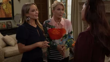 Marco con camiseta plisada y manga ahojada con cerradura llevada por Donna Logan (Jennifer Gareis) como se ve en The Bold and the Beautiful el 14 de noviembre de 2025