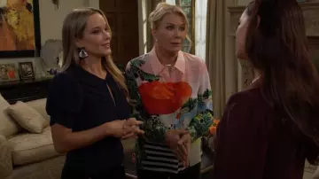 Haut plissé à manches bouffantes porté par Donna Logan (Jennifer Gareis) tel que vu dans The Bold and the Beautiful le 14 novembre 2025