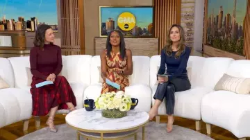 Robe Maxi Me + Em Half Zip portée par Maggie Rulli vue dans Good Morning America le 17 novembre 2025