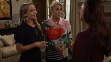 Camisa Alice + Olivia Willa en Palm Beach usada por Brooke Logan (Katherine Kelly Lang) como se ve en The Bold and the Beautiful el 14 de noviembre de 2025