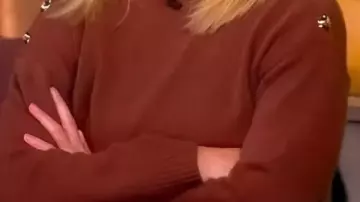 Jersey de botones en los hombros que llevaba Self - Copresentadora (Sara Haines) en The View