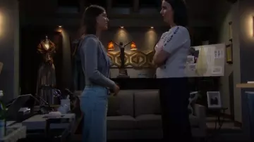 Jean ample à cloons à la taille basse West of Melrose porté par Electra Forrester (Laneya Grace) tel que vu dans The Bold and the Beautiful le 17 novembre 2025