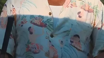 Camisa hawaiana floral que lleva Josh Lucas en Palm Royale