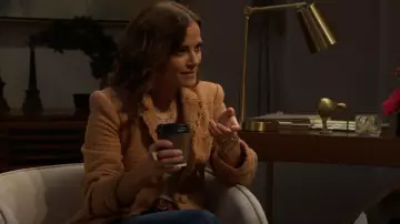 Blazer Cinq à Sept Khloe Boucle porté par Taylor Hayes (Rebecca Budig) tel que vu dans The Bold and the Beautiful le 19 novembre 2025