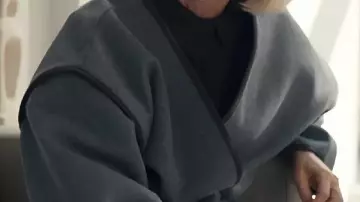 Abrigo de manta gris con ribetes de cuero que Naomi Watts lleva en All's Fair | Tráiler oficial | Hulu