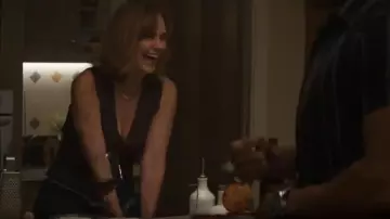 Falda Lioness Mademe llevada por Sharon Leone (Diane Farr) vista en Fire Country (S04E03)