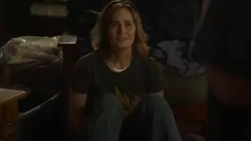 Collar Kendra Scott Kassie que lleva Sharon Leone (Diane Farr) tal como se ve en Fire Country (S04E03)