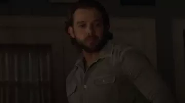 Chemise Paige Martin portée par Bode Donovan (Max Thieriot) telle que vue dans Fire Country (S04E05)