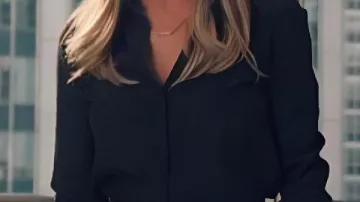 Blusa negra que lleva Alex Levy (Jennifer Aniston) en The Morning Show