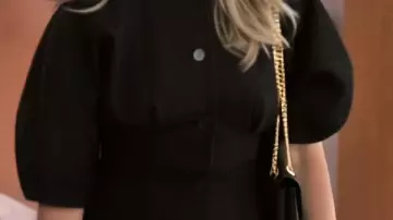 Veste noire portée par Alex Levy (Jennifer Aniston) dans The Morning Show