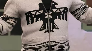 Cardigan con capucha que lleva el presentador propio (Oliver Hudson) en Gingerbread Land: La mayor competición de pequeñas fiestas