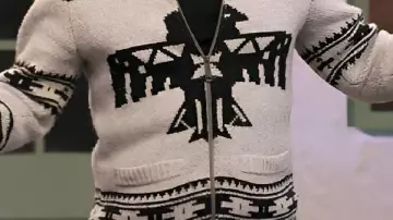 Cardigan con capucha que lleva el presentador propio (Oliver Hudson) en Gingerbread Land: La mayor competición de pequeñas fiestas